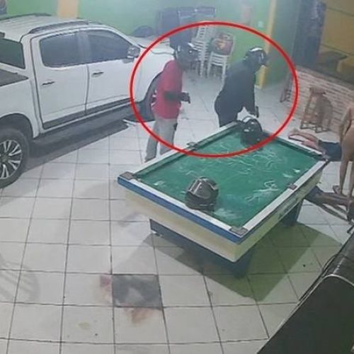 Dupla em motocicleta invade bar em cidade de MT e executa dois jovens a tiros; veja vídeo