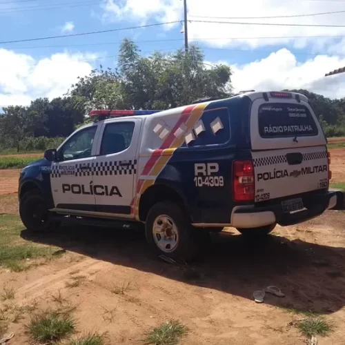 Dupla em motocicleta mata homem com tiro na cabeça dentro de bar e deixa outro ferido