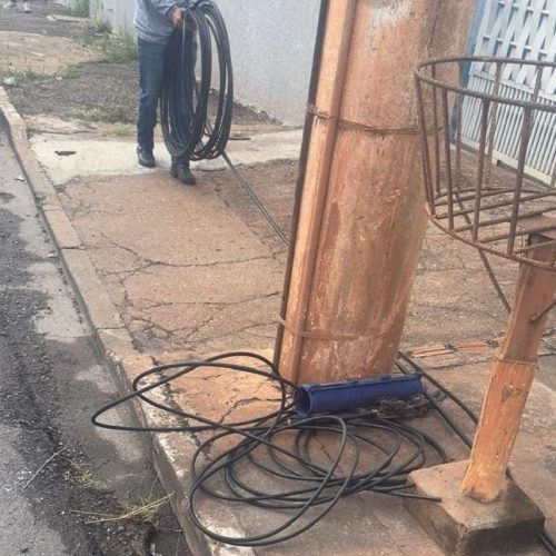 Dupla se passa por funcionários de empresa de telefonia e furta fios de cobre
