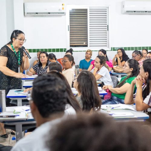 Educação capacita 162 professores para reforço em Português e Matemática