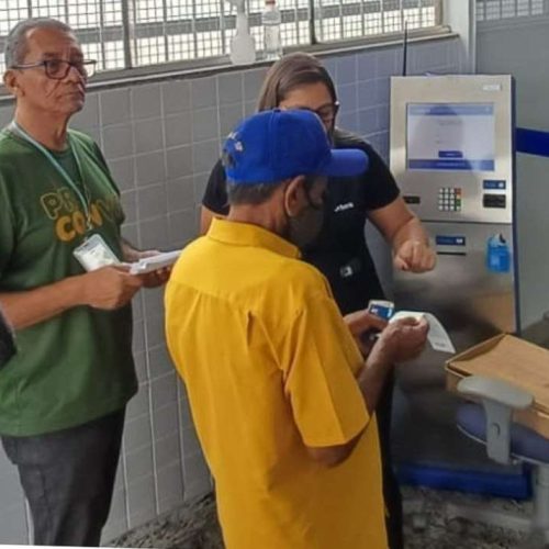 Em ação de panfletagem, Procon/VG impede golpe contra idoso em banco