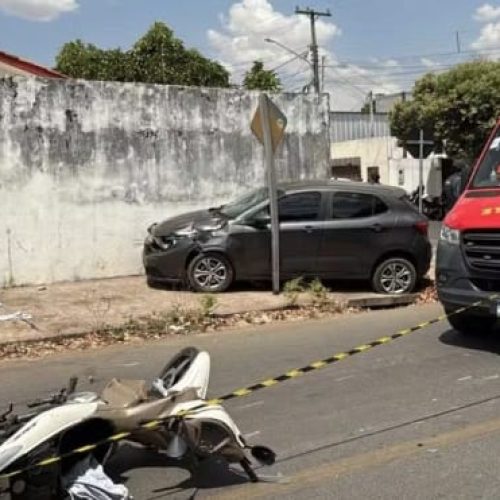 Em alta velocidade, adolescente de 15 anos bate motocicleta em carro e morre esmagado em muro