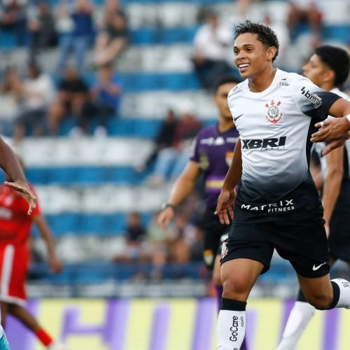 Em busca de 12º título da Copinha, Corinthians bate o Rio Branco