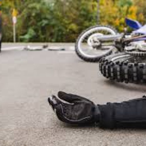 Empresa de internet terá que indenizar motociclista que sofreu acidente por fios soltos na rua