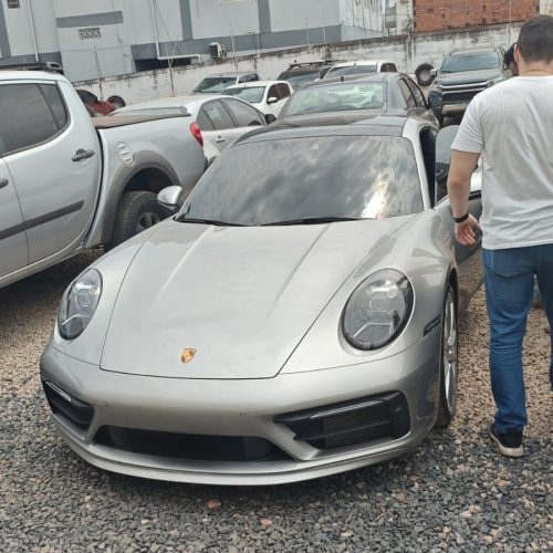 Empresário líder de esquema que lavou dinheiro do tráfico está foragido e PF apreende carrão