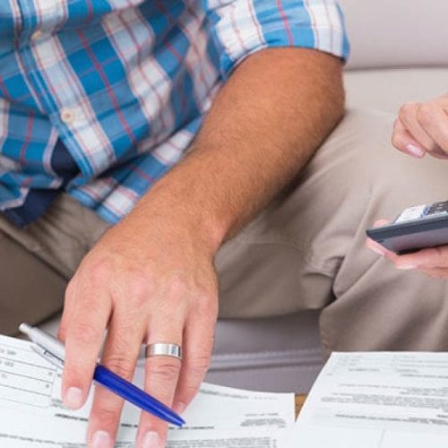 Endividamento recua, mas inadimplência volta a subir; maioria é por cartão de crédito