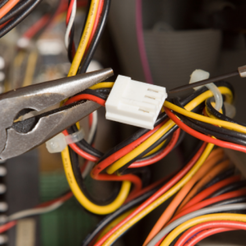 Energiza e terceirizada terão que indenizar eletricista demitido após ação trabalhista