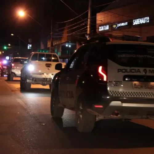 Enteado mata padrasto idoso com golpes de faca após discussão por dinheiro em Várzea Grande