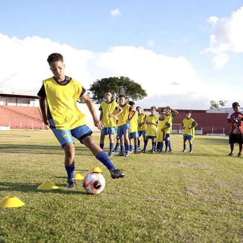 RONDONOPOLIS: Investimento: Entrega de material esportivo serve de incentivo ao esporte de base na cidade