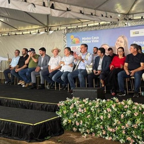 Estado entrega chaves de 192 casas populares em parceria com a prefeitura e União