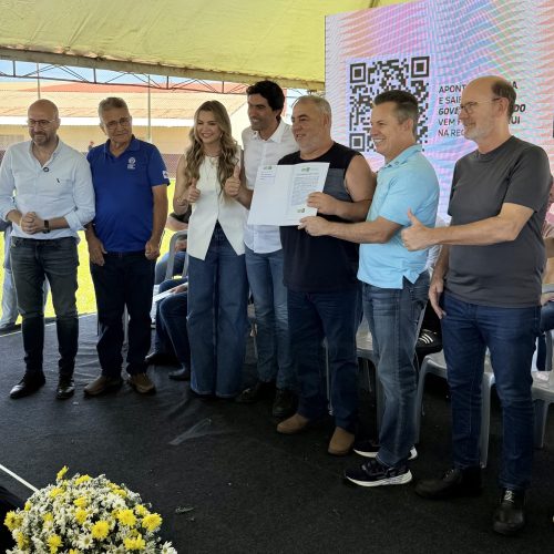 Estado entrega escrituras definitivas e põe fim à espera de mais de 40 anos de moradores