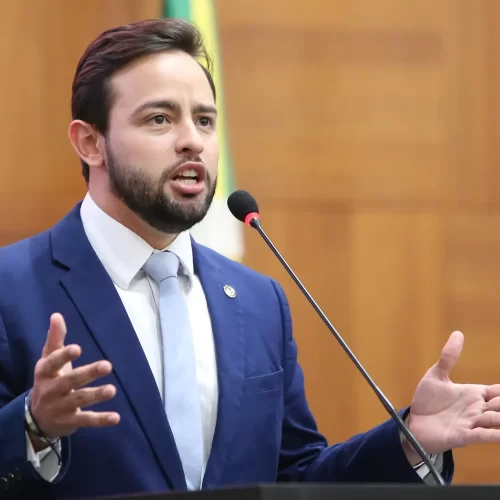 Ex-deputado questiona presença de aluna trans em banheiro feminino
