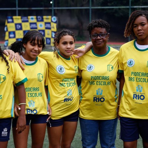 Ex-jogadoras da seleção de futebol incentivam alunas em escolas do Rio