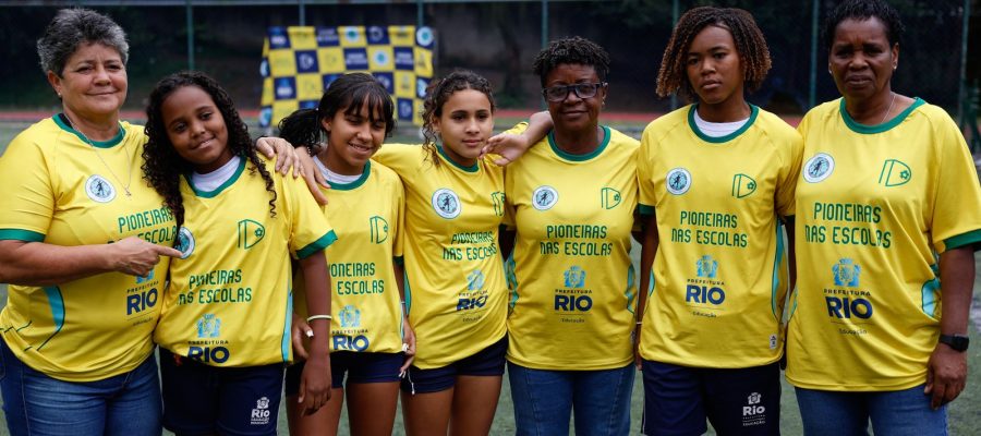 Ex-jogadoras da seleção de futebol incentivam alunas em escolas do Rio