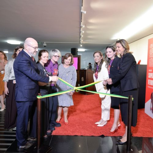 Exposição Sapatos Vermelhos lembra vítimas do feminicídio