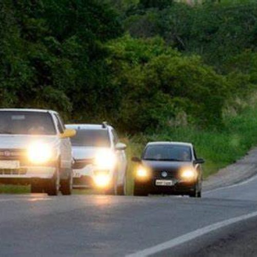 Lei do farol começa a valer no Brasil com novas regras para motoristas em 2025