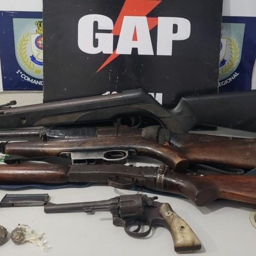 Faccionado que ameaçava moradores é preso com armas em Santo Antônio do Leverger