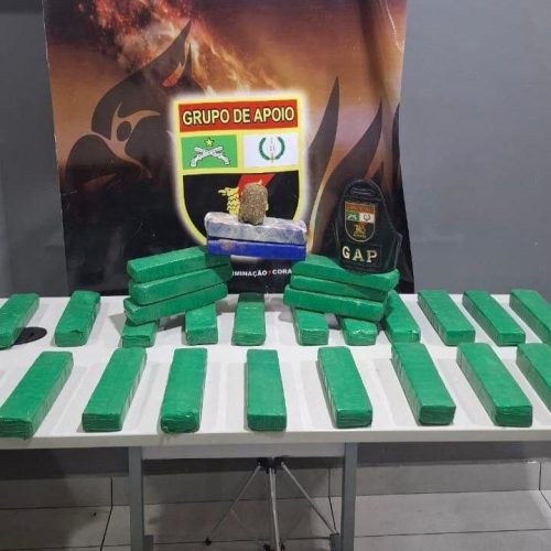 Faccionados são presos em carro carregado com maconha durante 'delivery' de drogas para clientes