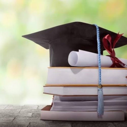 Faculdade deverá indenizar estudante impedida de entregar TCC após concluir curso
