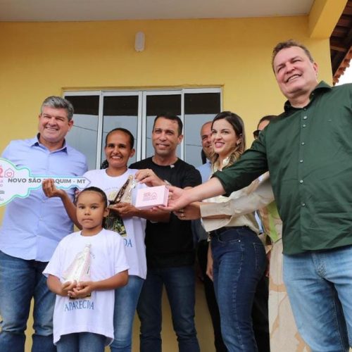 Famílias recebem chaves da casa própria pelo programa Ser Família Habitação