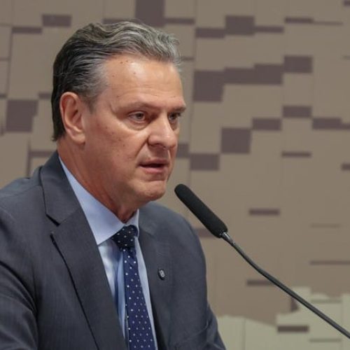 Fávaro reage à tarifa de Trump e e vê ato como “interferência na soberania brasileira”
