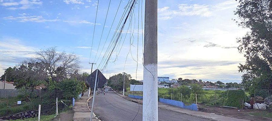 Regras e fiscalização: Município faz nova regulamentação sobre os fios em desuso em postes