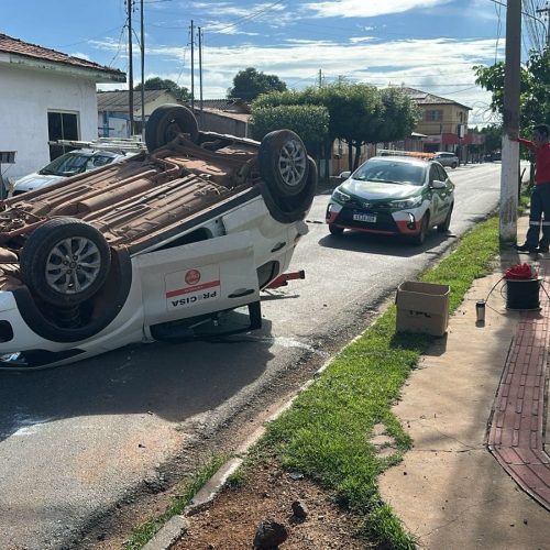 Fiat Mobi capota após Toro invadir prefencial e provocar acidente em VG