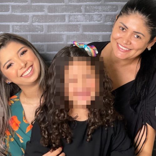 Filha mais velha de empresária faz homenagem emocionante e diz que cuidará da irmã caçula