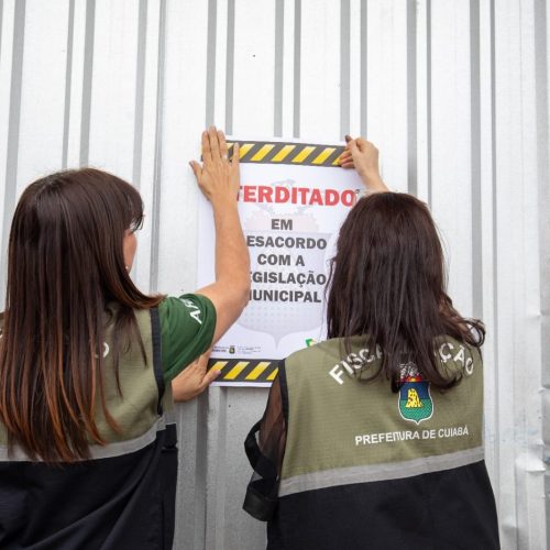 Fiscais interditam local que funcionava como oficina e distribuidora, e apreende bebidas sem nota