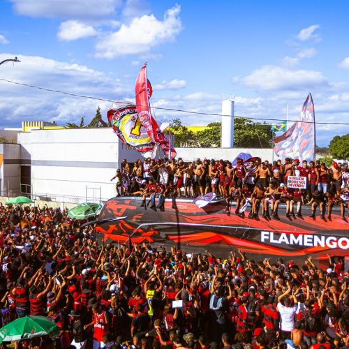 Flamengo embarca para final da Libertadores com festa da torcida