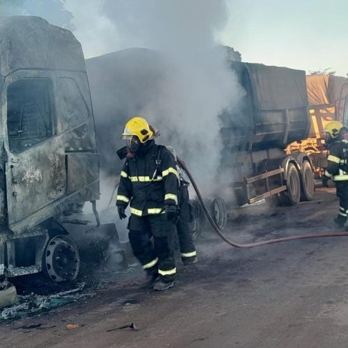 Fogo consome cabine e parte de carga de carreta na rodovia BR-163 durante a manhã deste domingo