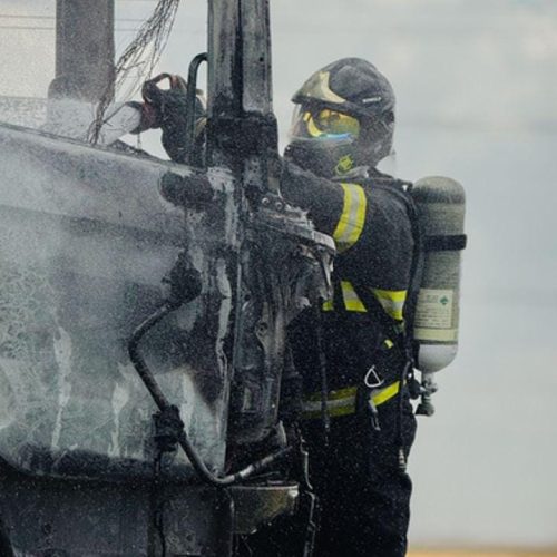 Fogo destrói caminhão em rodovia estadual e mobiliza equipe do Corpo de Bombeiros