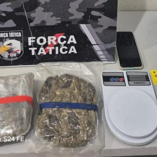 Força Tática prende dupla por tráfico de drogas e apreende pacotes de maconha