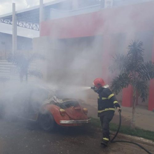 Fusca pega fogo no centro da cidade e mobiliza equipe do Corpo de Bombeiros