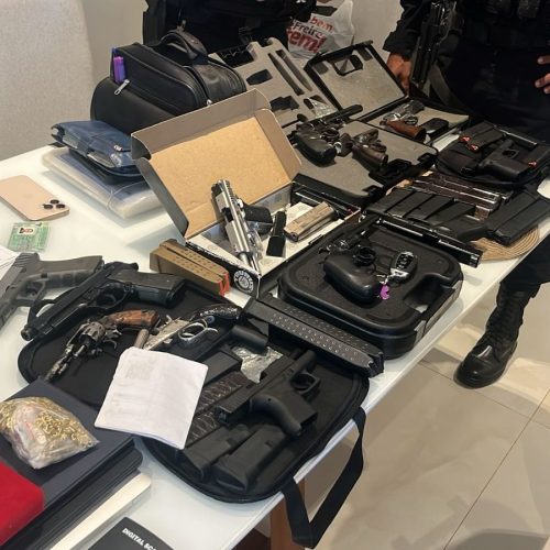 Gaeco apreende arsenal, relógio de luxo e dinheiro com policiais acusados de agiotagem e extorsão
