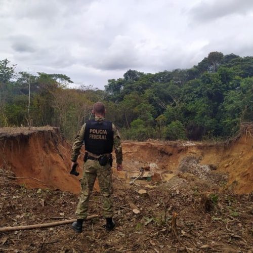 Garimpo transforma terra indígena em MT em pântano; PF destrói maquinários em operação