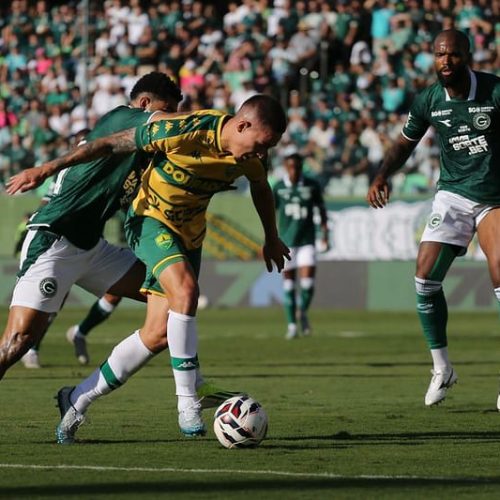 Goiás bate o Cuiabá por 3 a 1, assume liderança e tira Dourado do G-4