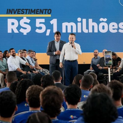 Governador anuncia licitação e 100% das escolas estaduais terão quadras poliesportivas