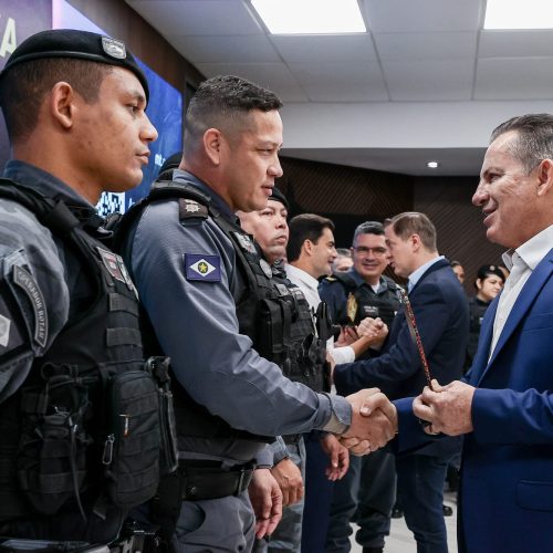 Governador anuncia pagamento do auxílio-fardamento a 14 mil policiais militares e bombeiros