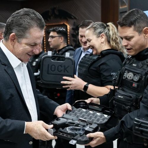 Governo do Estado entrega 1.950 pistolas Glocks a policiais penais de MT