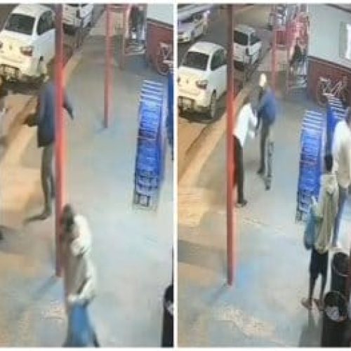 Homem ataca rival com golpes de faca na porta de mercado e foge de bicicleta; veja vídeo