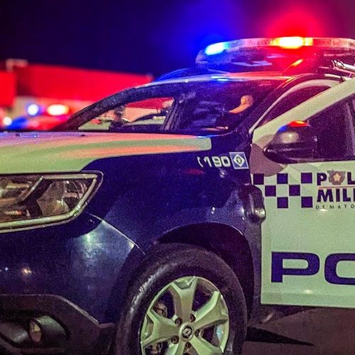 Homem colide carro de propósito em outro veículo e é morto a facadas pelo cunhado após perseguição