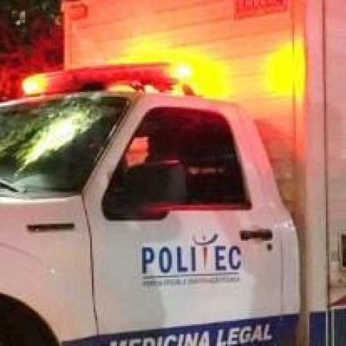 Homem é assassinado a facadas no meio da rua; esposa e mais dois são presos