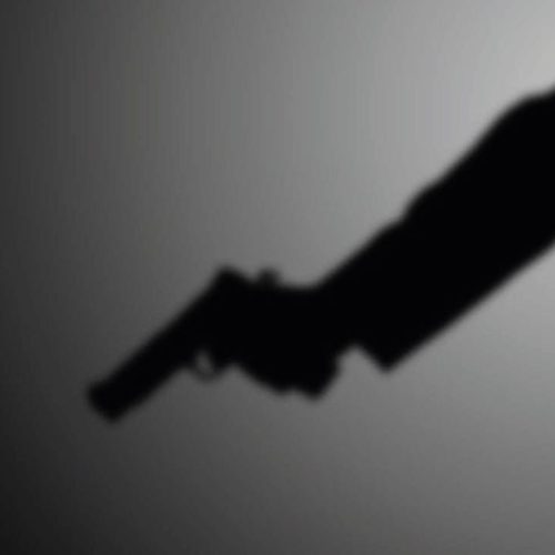 Homem é assassinado a tiros dentro de carro, e amigo baleado durante a madrugada