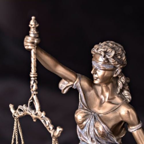 Homem é condenado a 20 anos de cadeia e a pagar R$ 50 mil por tentar matar ex na frente dos filhos