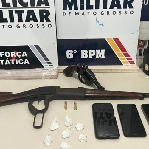 Homem e duas mulheres são presos com fuzil, revólver e drogas em boca de fumo