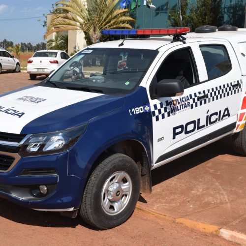 Homem é encontrado morto com as mãos amarradas e marcas de tiros em área de mata