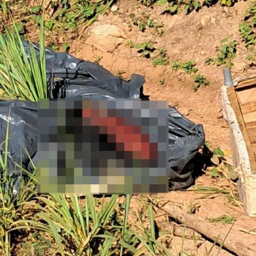Homem é encontrado morto com fio de aço no pescoço e enrolado em lona