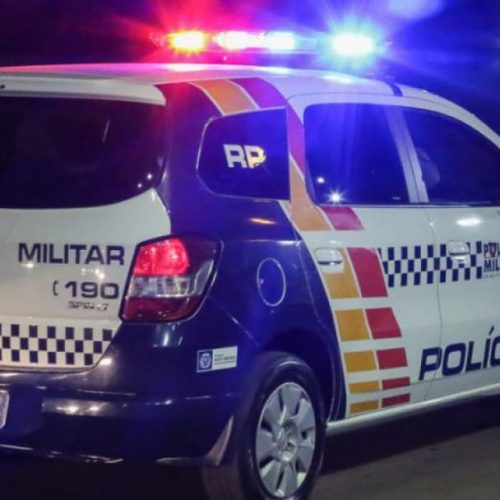 Homem é executado a tiros dentro de bar e amigo fica gravemente ferido