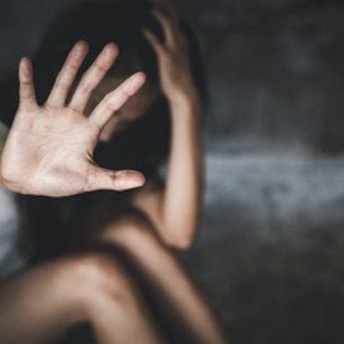 Homem é flagrado estuprando mulher atrás de rodoviária e só para após gritos de socorro